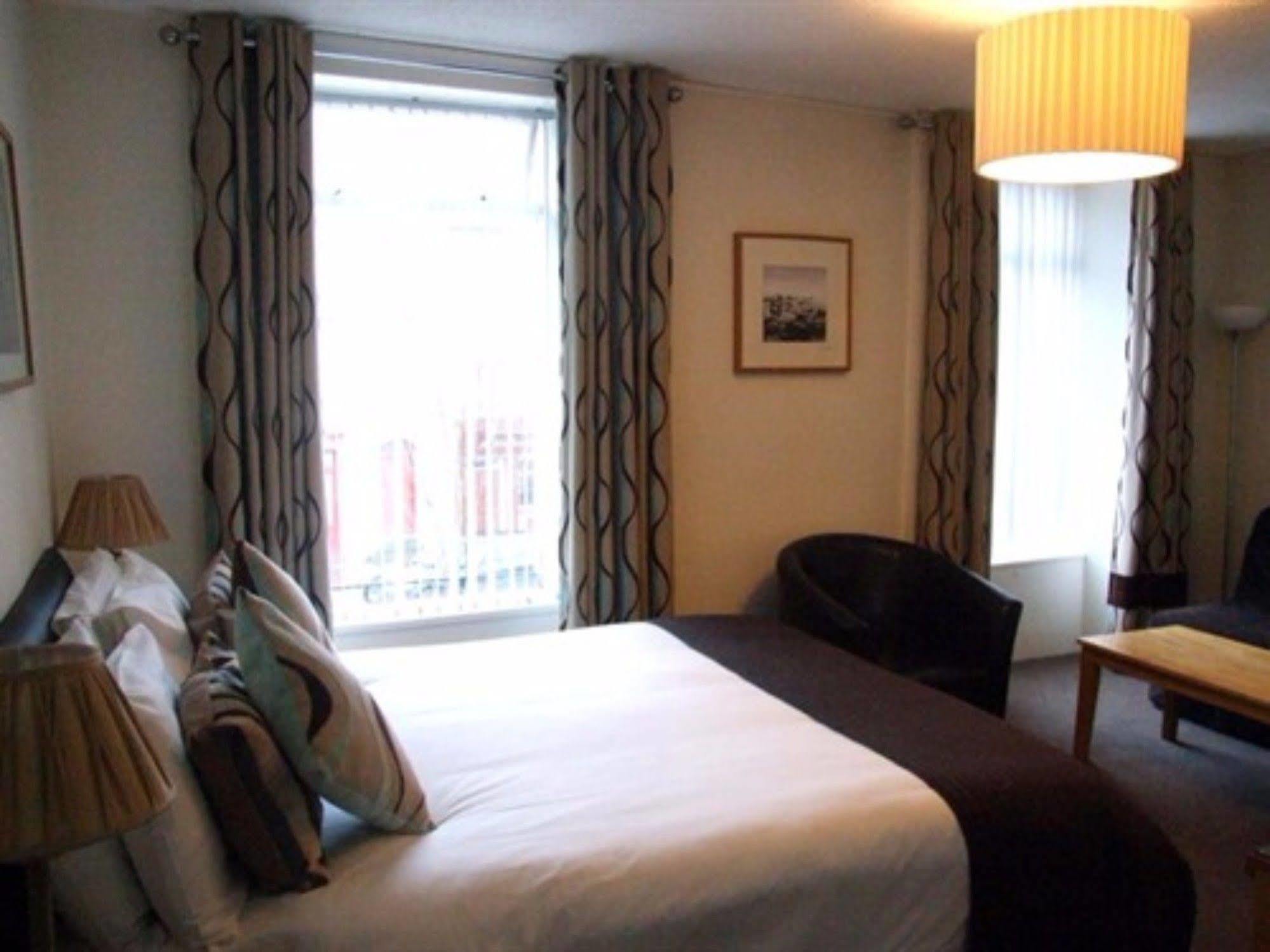 Dobbins Inn Carrickfergus Exteriör bild